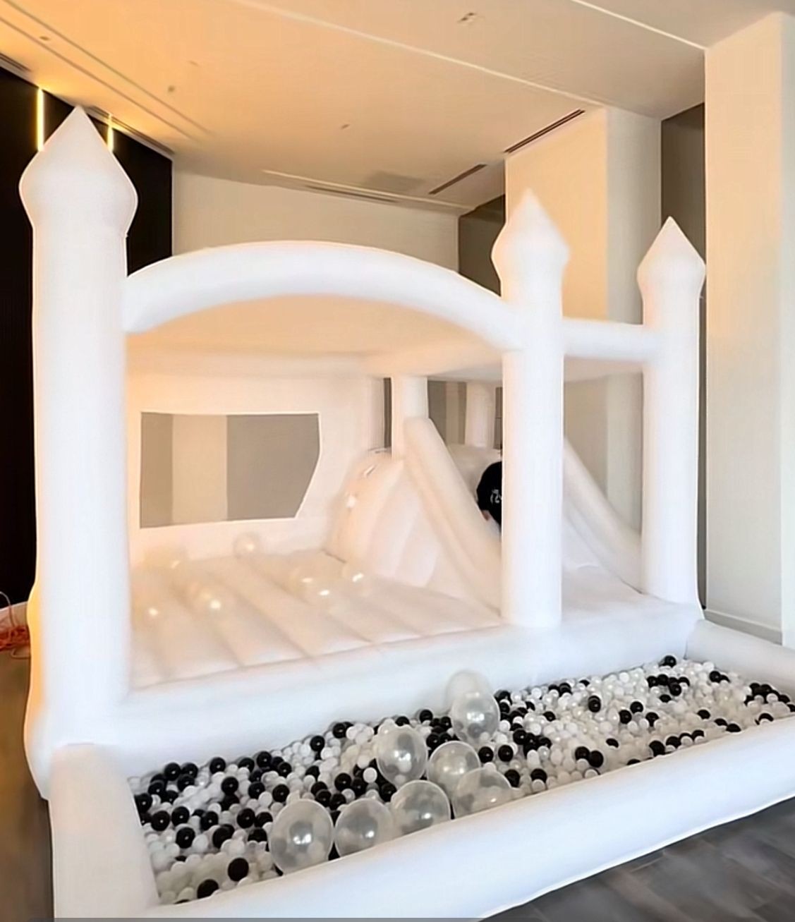 Bounce house with Slide and ball pit